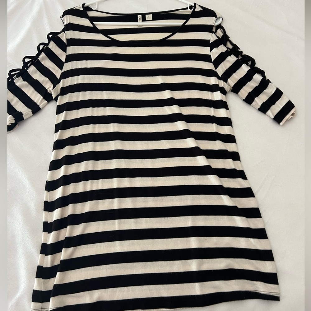 Striped Cold-Shoulder Tunic Top - Black & White